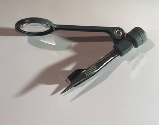 Forceps, with led light and magnifier